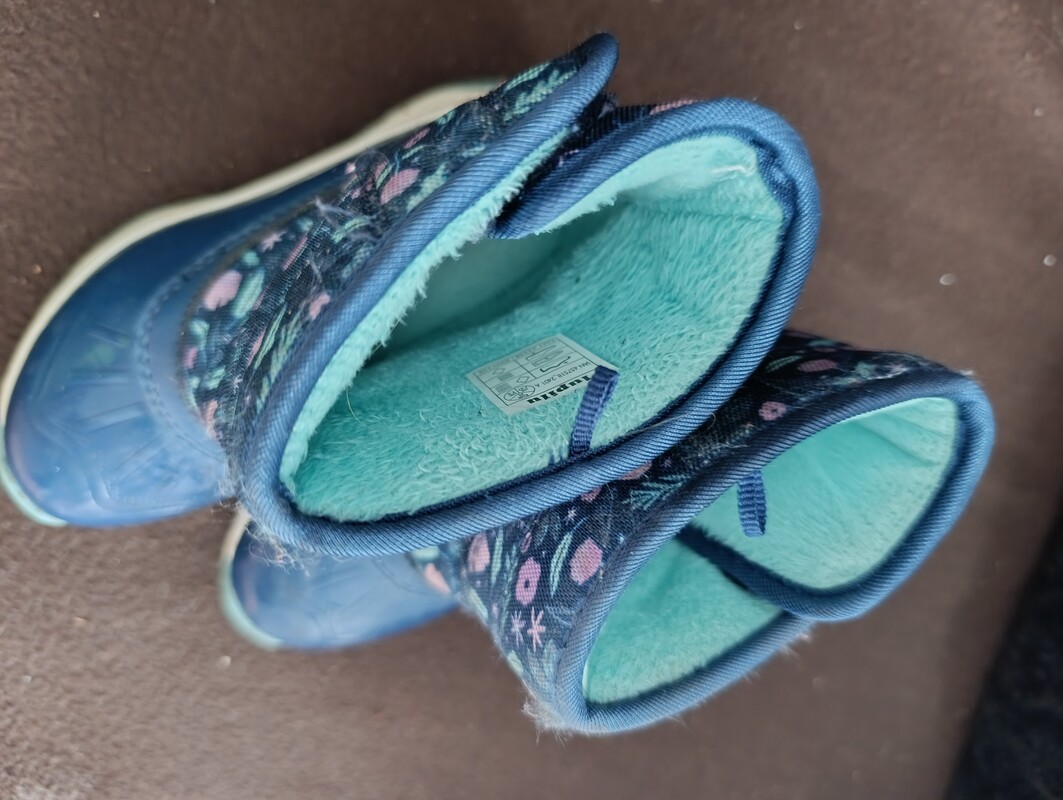 Elbląg Sprzedam buty dla dziewczynki rozmiar 25.Jesienne oraz śniegowce. Stan bardzo dobry. Cena za jedną pare 15zl.