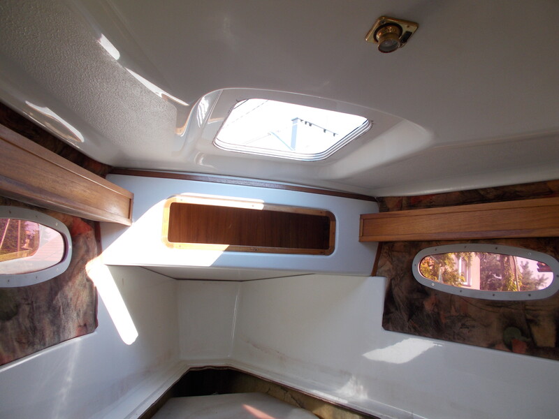 Elbląg SPORTINA 760 - Delphia Yacht - Stocznia Olecko; łódka posiada silnik stacjonarny Yanmar 1GM10 diesel, spalanie