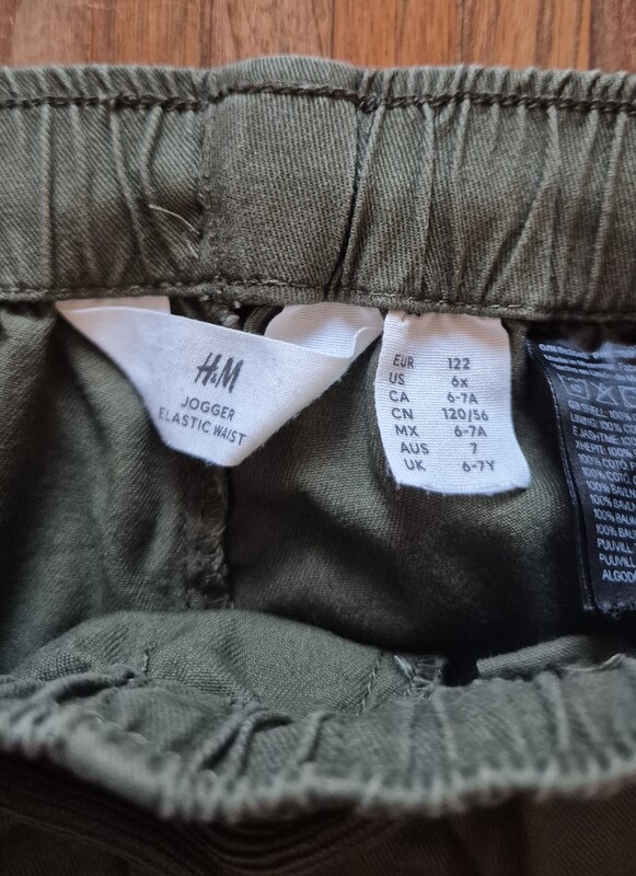 Elbląg Dwie pary spodni dla chłopca firmy H& M, rozmiar 122. Po jednym dziecku, użyte kilka razy, stan bardzo dobry.