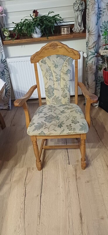 Elbląg Sprzedam stół dębowy i 6 krzeseł.
Stół złożony ma dlugość 160 cm, a po rozłożeniu 205 cm.
Szerokość stołu 100