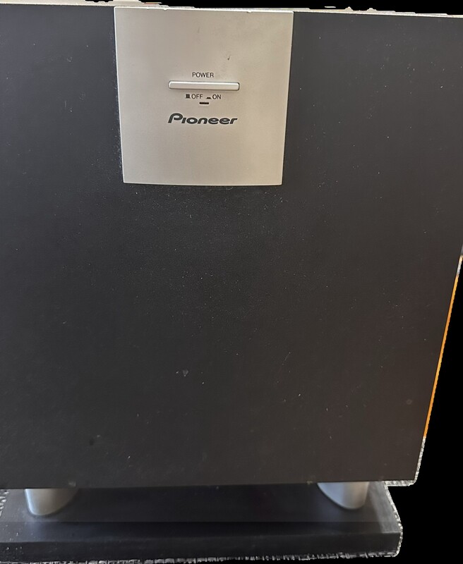 Elbląg Kino domowe Pioneer VSX-415-S 5.1.Zestaw składa się z amplitunera, subwoofera, kolumn. Sprzęt w pełni sprawny.