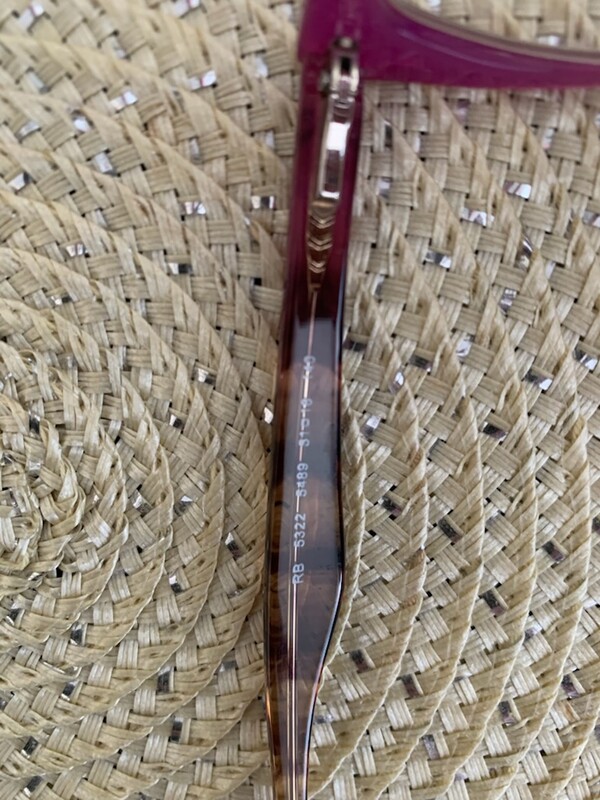 Elbląg Sprzedam dwa razy założone, zakupione niedawno, okulary damskie Ray Ban w kolorze wrzosu z elementami panterki.