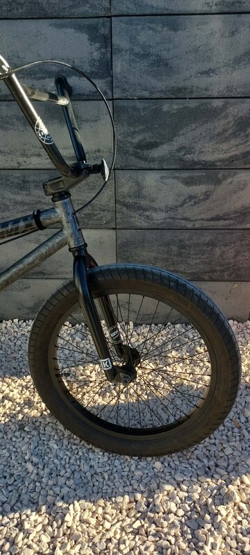 Elbląg Sprzedam rower BMX Kink Curb z 2022 roku w kolorze Matte Brushed Silver. Rower w bardzo dobrym stanie, gotowy do