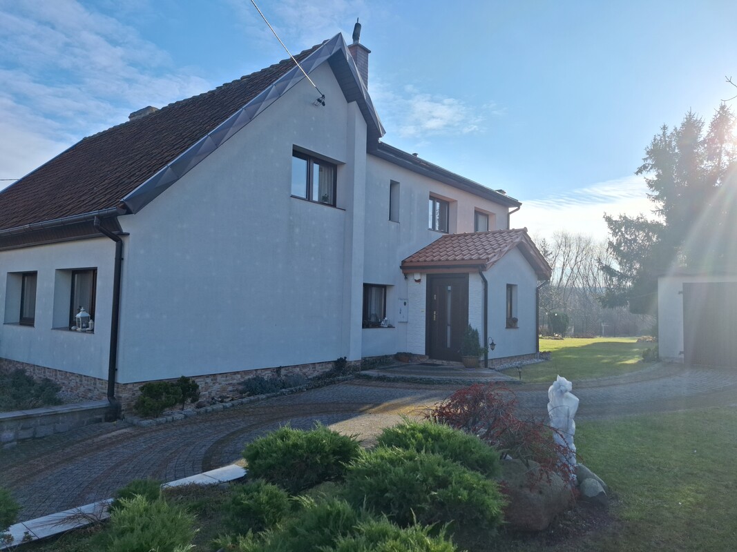 Elbląg Sprzedam&nbsp; dom w zabudowie bliźniaczej&nbsp; z dwoma garażami położony w Tolkmicku. Powierzchnia działki