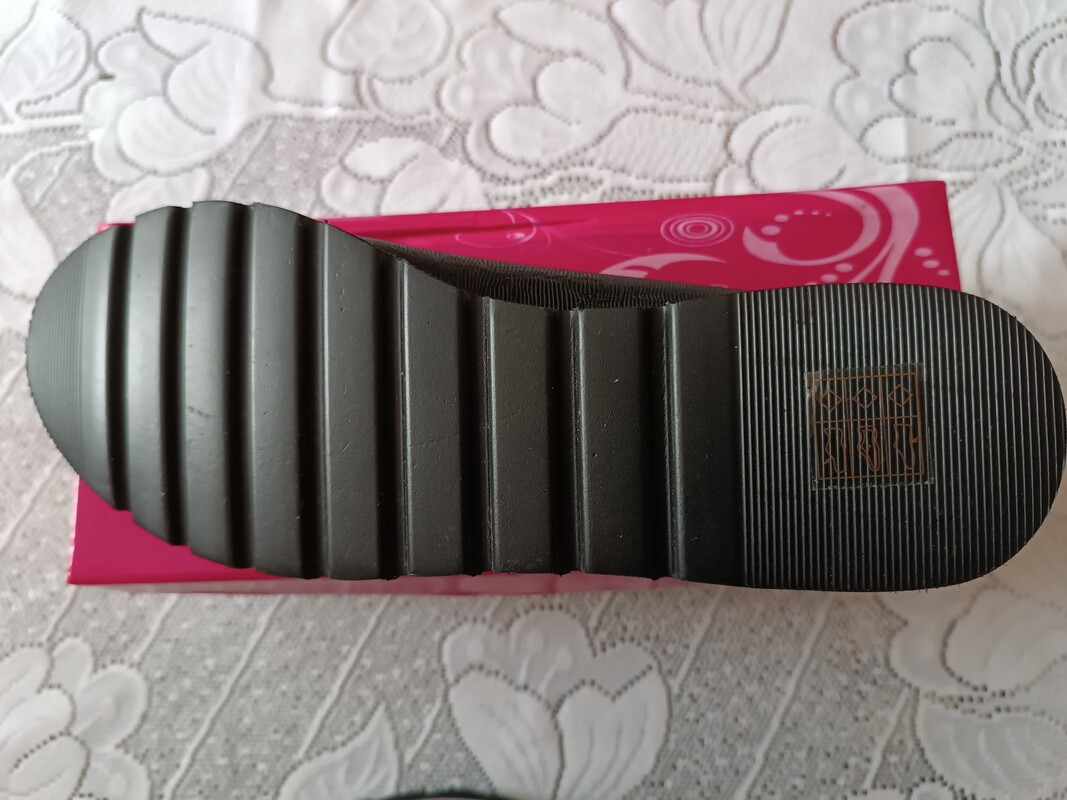 Elbląg Sprzedam nowe baleriny w rozmiarze 38 w kolorze czarnym na płaskiej platformie. Długość wkładki 24 cm.