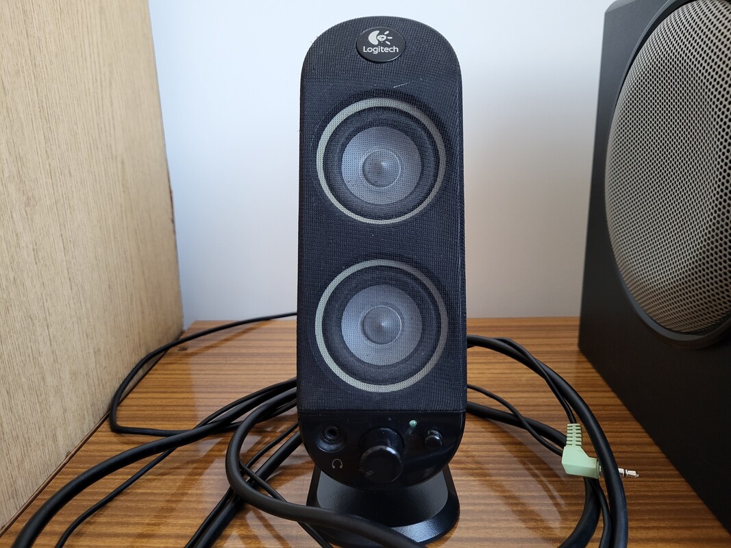 Elbląg Mam na sprzedaż używane głośniki Logitech X-230. Głośniki są sprawne, noszą ślady normalnego użytkowania,