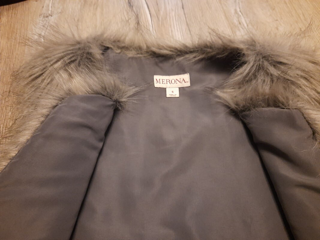 Elbląg Sprzedam damską kamizelkę, bezrękawnik, futerkowa mięciutka jak królik, sztuczne futerko.
Rozm. S, stan