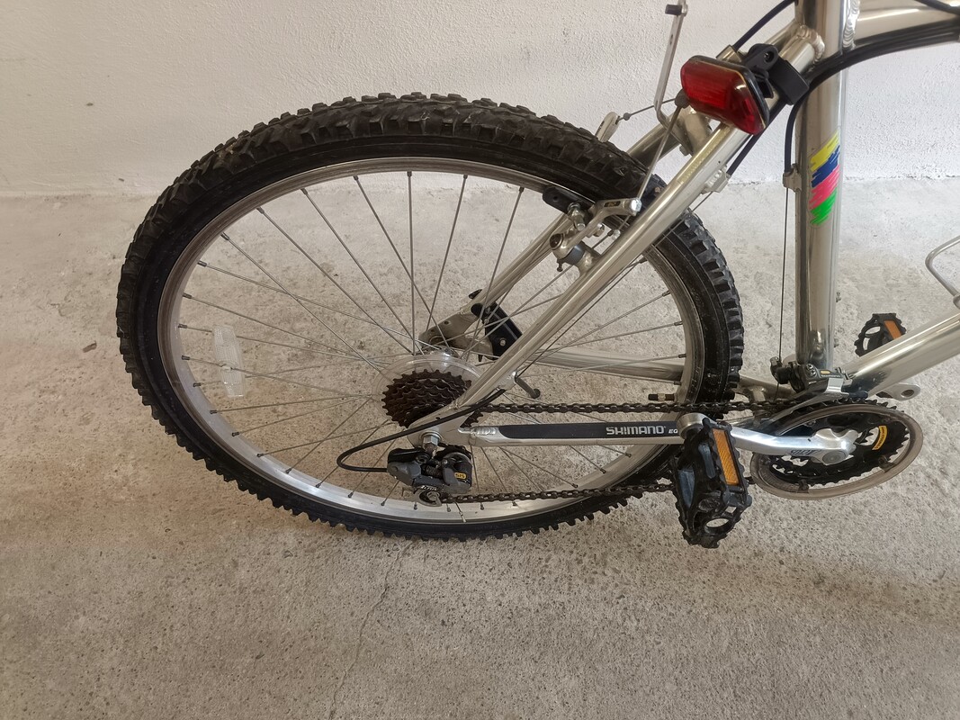 Elbląg Sprzedam rower górski firmy Romet. Stan oceniam na bardzo dobry, po serwisie, koła 26,opony TC Dębica.
Odbiór