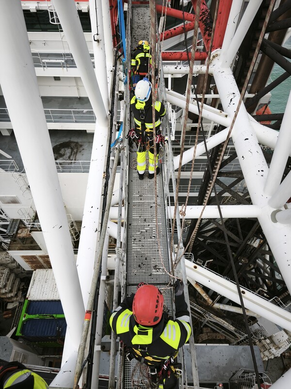Elbląg PSW – Kompleksowe i Bezpieczne Usługi Wysokościowe z Wykorzystaniem Technik Alpinistycznych:Mycie,