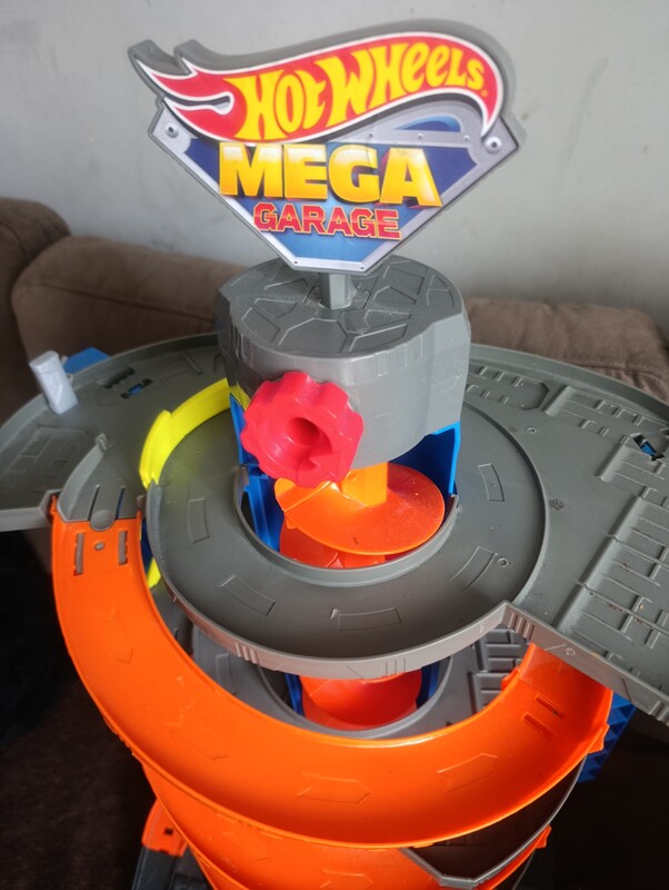 Elbląg Sprzedam tor garaż hotwheels. Stan bardzo dobry wszystko sprawne jedynie do umycia bo stał długo nie używany.