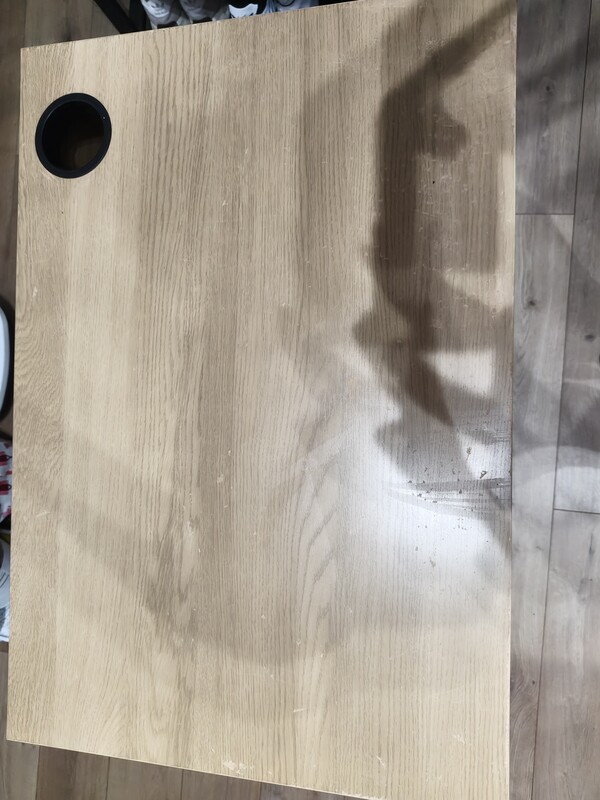 Elbląg Biurko IKEA Micke w kolorze jasnego drewna z metalową nogą. Posiada szufladę oraz otwór na kable. W stanie