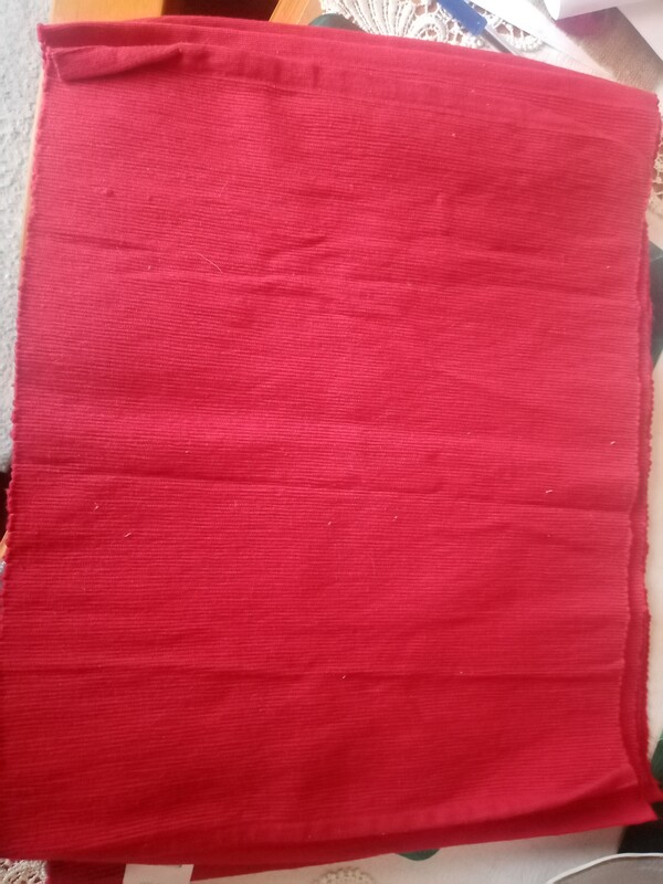 Elbląg Sprzedam to co na zdjęciach:
Kufle po 5 zł
Wazonik 5 zł.
Torebki 5 zł.
4 podkładki z materiału (do