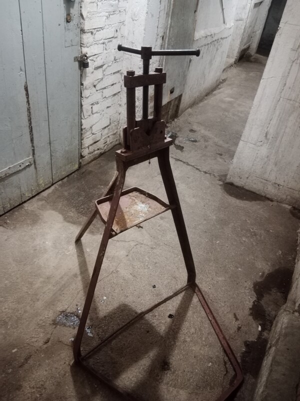 Elbląg Używana prasa do rur, która stoi na podstawie. Urządzenie służy do zaciskania i formowania rur. Wysokość około