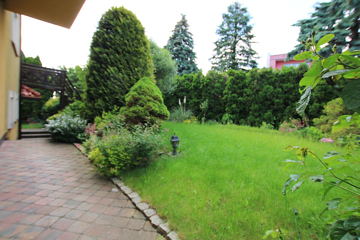 Elbląg NIERUCHOMOŚCI ANNA KRASZEWSKA Inwestycja w komfort i jakość: solidny wolnostojący dom z dużym garażem