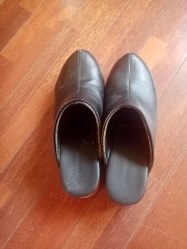 Elbląg Sprzedam.
Japonki używane kilka razy ((rozmiar 38 lub 39)
Pantofle założone tylko raz (rozmiar 40).
Klapki