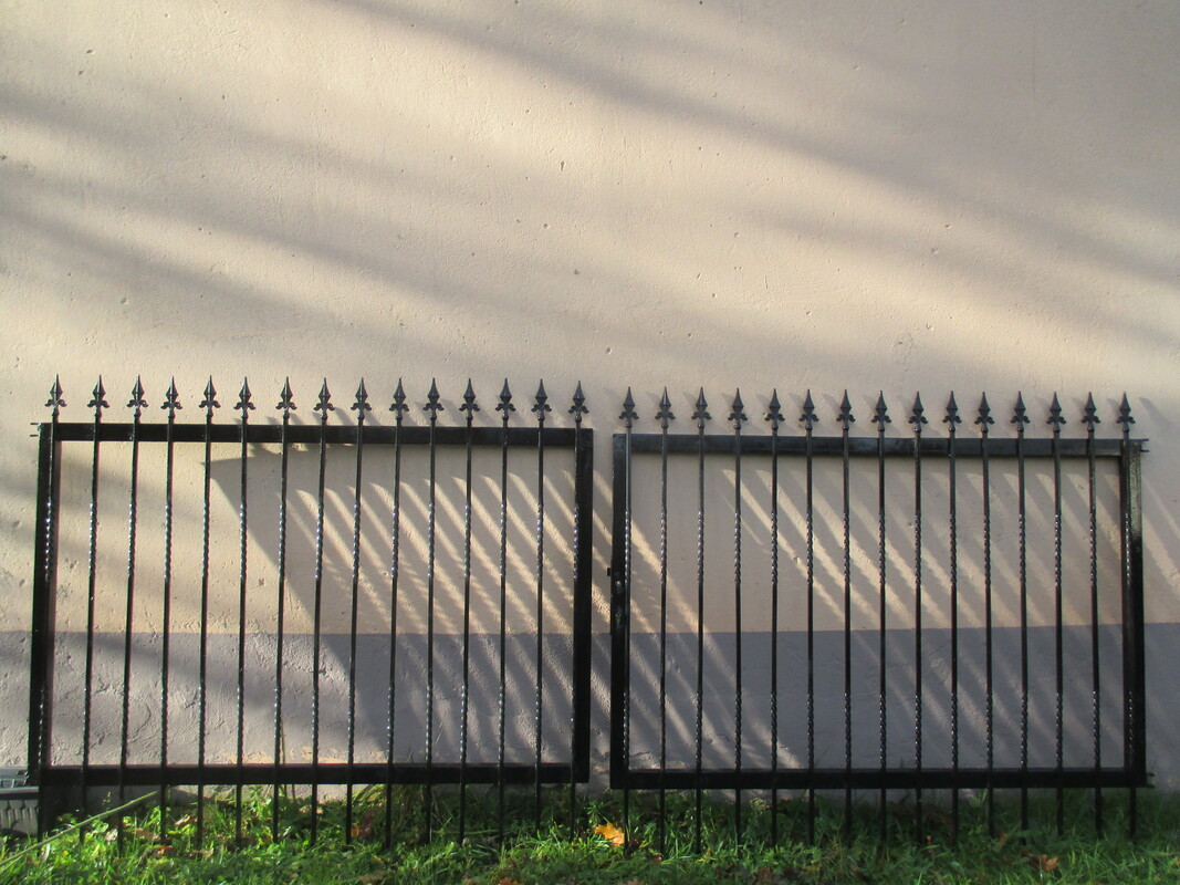 Elbląg Brama dwuskrzydłowa o szer.3 m i wysokości 1,30 m. Wykonana z tralek metalowych o przekroju 12mm x 12 mm.