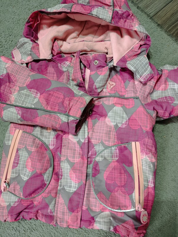 Elbląg Sprzedam kurtkę i spodnie śniegowe dla dziewczynki. Stan dobry. Kurtka posiada wady widoczne na zdjęciach.