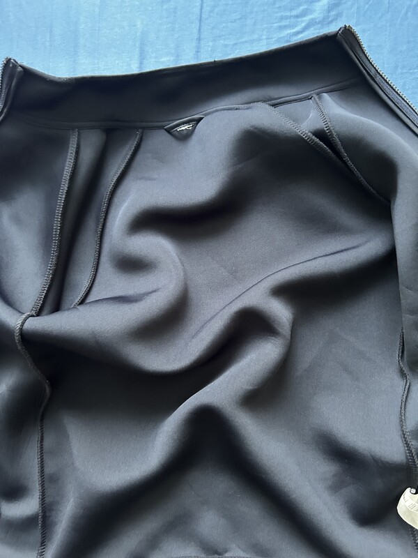 Elbląg Sprzedam bluzy:
Czerwona bluza - Rozmiar: 164 - cena 10zł
Czarna bluza - Rozmiar: 152 - cena 15zł
bluzy są