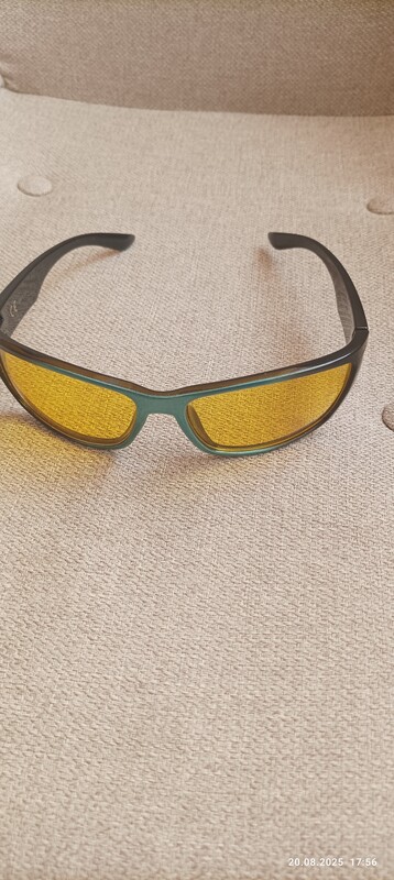 Elbląg Mam do sprzedania damski zegarek, taki jak na foto. Okulary do jazdy nocą z pokrowcem. Oraz ładny budzik. .Cena