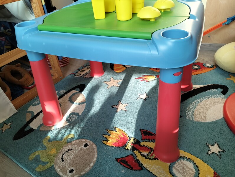 Elbląg Sprzedam stolik dla dziecka. Stolik posiada dwa duże wyciągane pojemniki co ułatwia sprzątanie. Można je