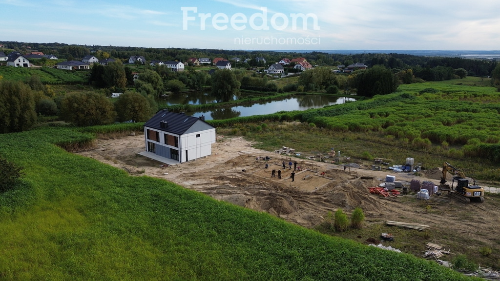 Elbląg FREEDOM NIERUCHOMOŚCISprzedam dom - Gronowo górne, Agatowa. Są domy, które dają więcej metrów. Są też takie,