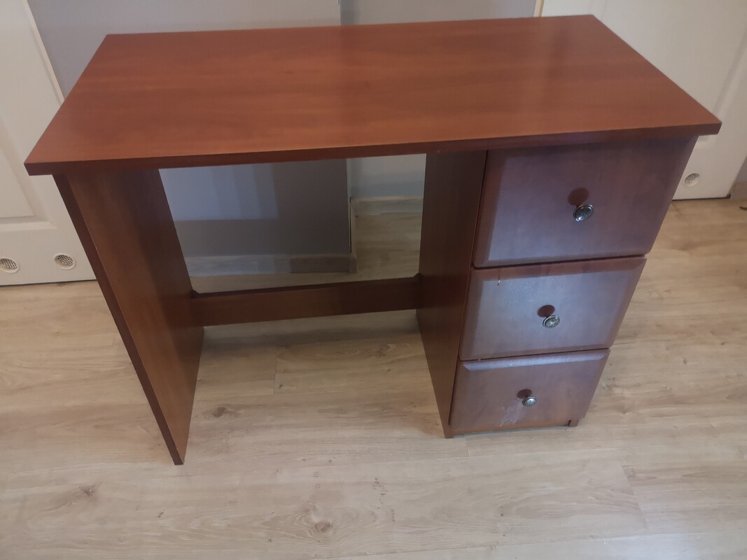 Elbląg Sprzedam biurko. Długość 90 cm. Stan bardzo dobry