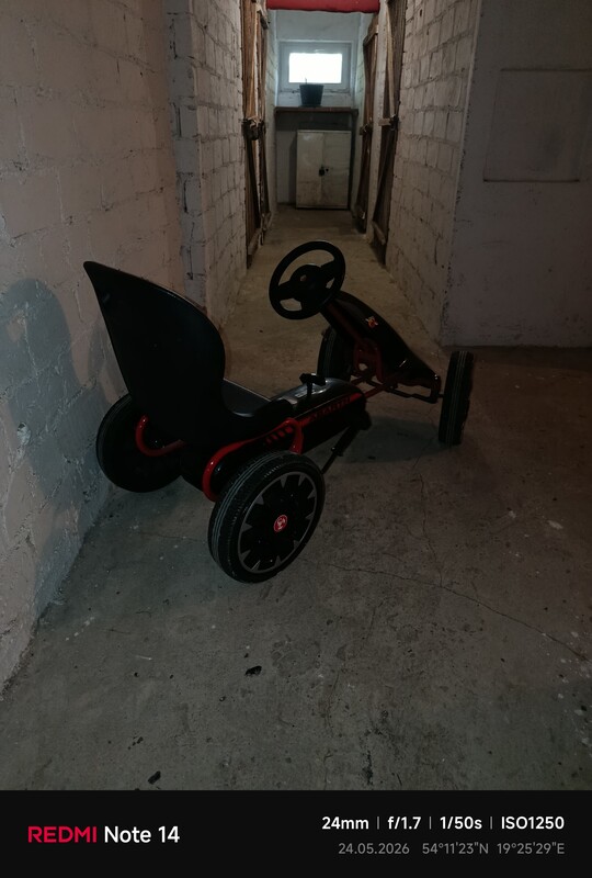 Elbląg Gokart abarth na pedały czarny W gokarcie zastosowano duże koła o średnicy 30