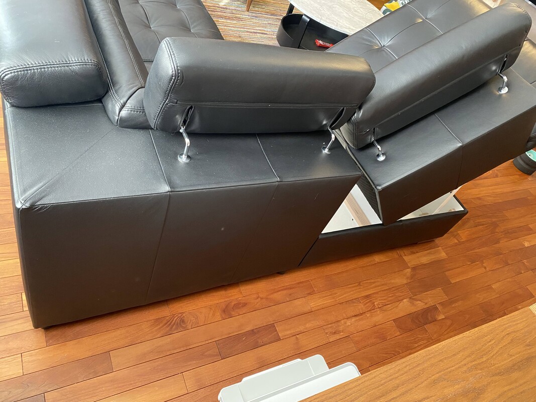 Elbląg Skórzany narożnik, czarny, w bardzo dobrym stanie. Wygodny i elegancki zestaw do salonu lub biura. Cena
