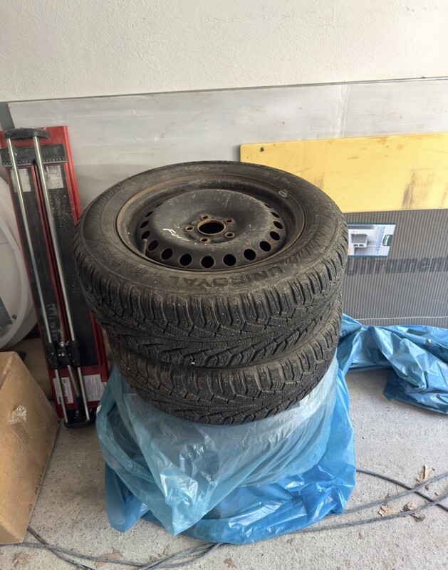 Elbląg Sprzedam felgi stalowe z oponami zimowymi UNIROYAL 205/60 R16 Zestaw z Forda turneo. Potrzebujesz więcej