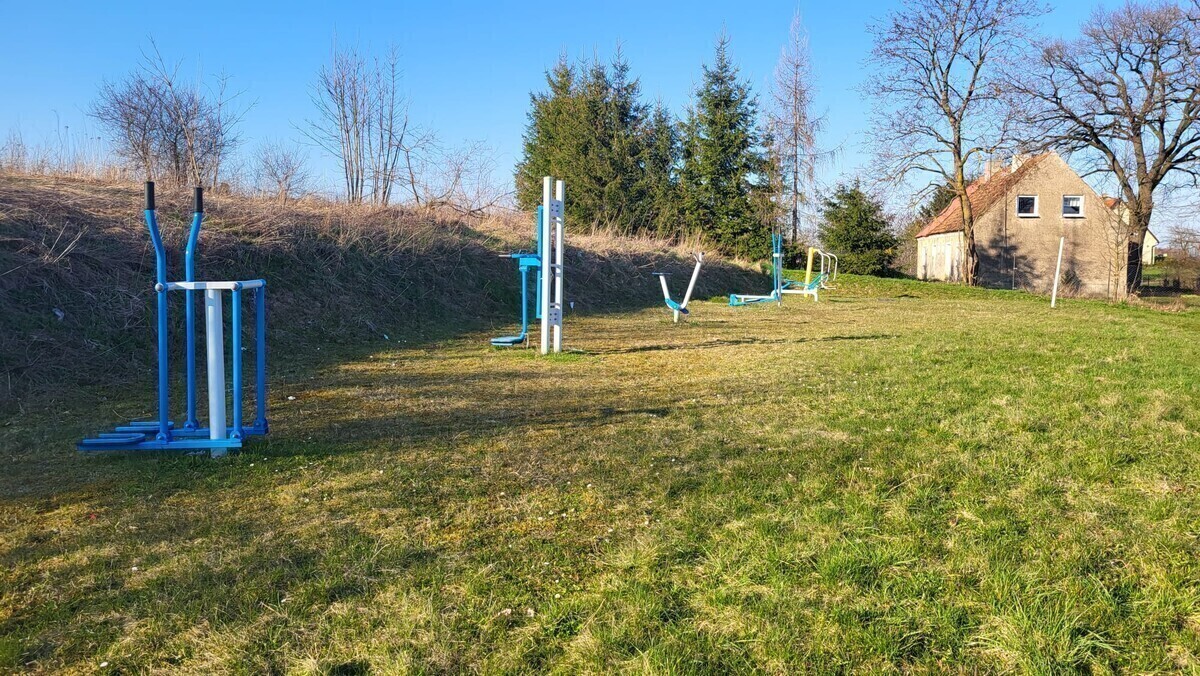 Elbląg AS NIERUCHOMOŚCI POLECANIERUCHOMOŚĆ W UROKLIWEJ MIEJSCOWOŚCI PINIEWOMOŻLIWA ZAMIANA NA MIESZKANIE* Dom o
