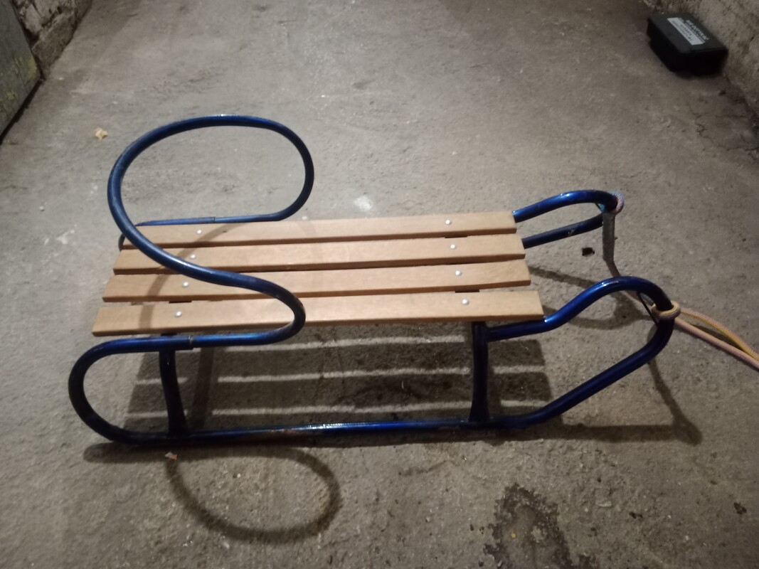 Elbląg Sprzedam sanki z oparciem dla dzieci. Stan widoczny na zdjęciach. Długość całkowita 82 cm, szerokość 21 cm,