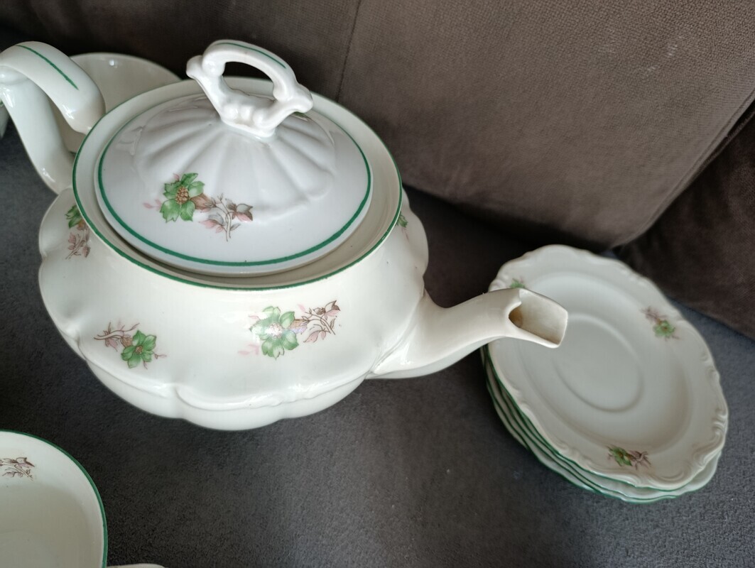 Elbląg Sprzedam zestaw kawowy Wałbrzych. Dzbanek, 5 talerzyków, 6 filiżanek oraz cukiernica. Stan bardzo dobry jedynie