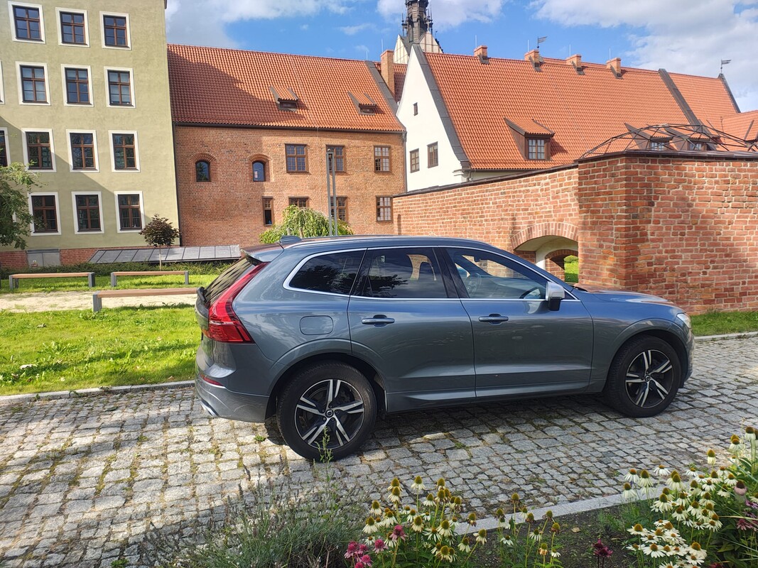Elbląg Sprzedam Volvo XC60 II generacji z 2018 roku w wersji R-Design. Kolor szarym metalik. Wersja R-Design z