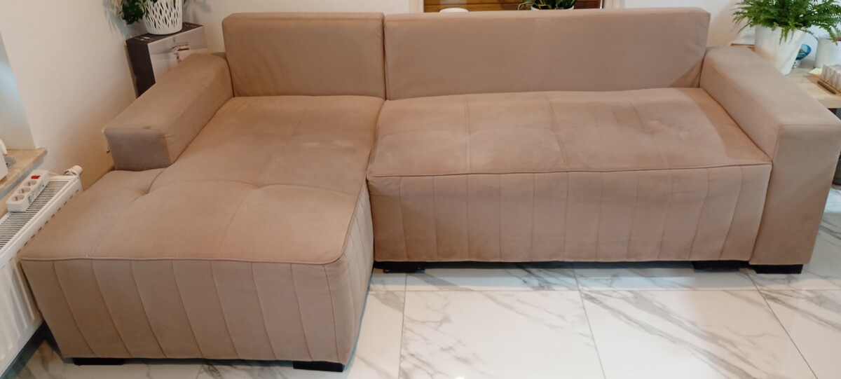 Elbląg Wygodna, rozkładana sofa narożna w kolorze beżowym, Trzyletnia, Mebel w dobrym stanie, nadaje się do użytku.