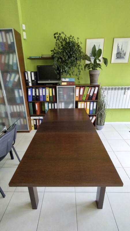 Elbląg Używany, rozkładany stół firmy KLER. Rozkłada obydwie połówki jednocześnie. Wymiary: wysokość 70 cm, szerokość