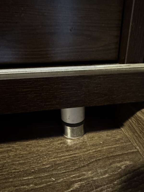 Elbląg Czarna komoda z szufladami, szklany blat.