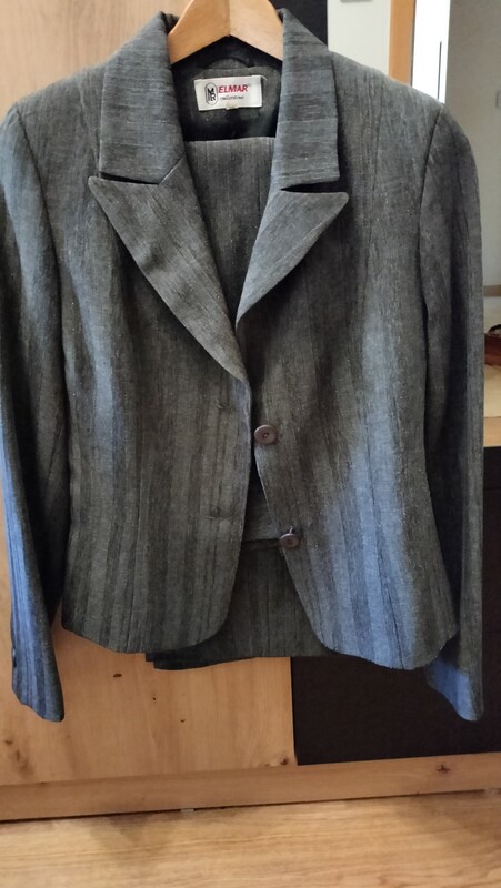 Elbląg GARNITUR DAMSKI  FIRMY ELMAR  ROZ. 36 /158 CM W PASIE 70/72.SZARY Z CIENIUTKIMI ZŁOTYMI NITKAMI, SPODNIE O
