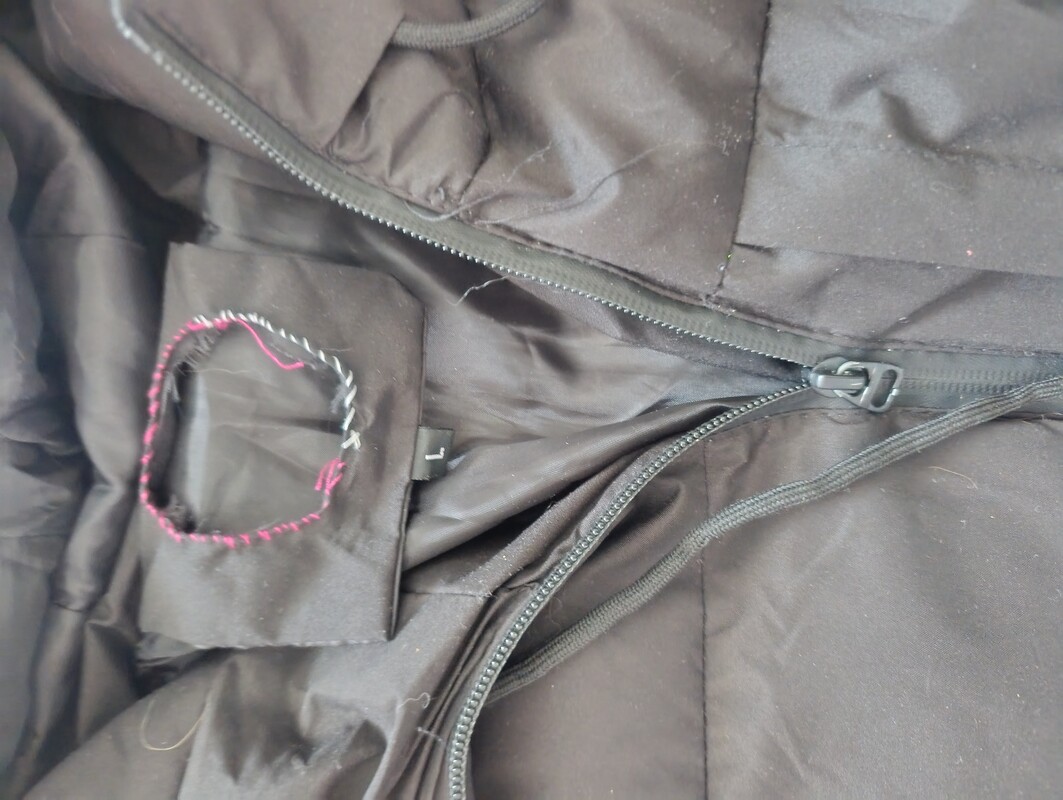 Elbląg Sprzedam czarną kurtkę zimową damska. Stan bardzo dobry. Rozmiar z metki L polecam na M.
Długość 64cm
Od pachy