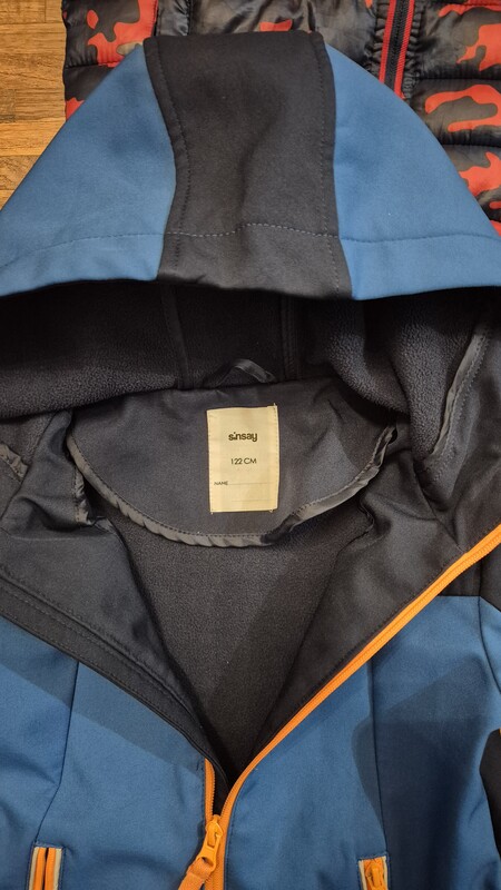 Elbląg Kurtki dla chłopca 4 sztuki: - kurtka softshell rozmiar 122/128 - kurtka softshell rozmiar 122 firmy Sinsay -