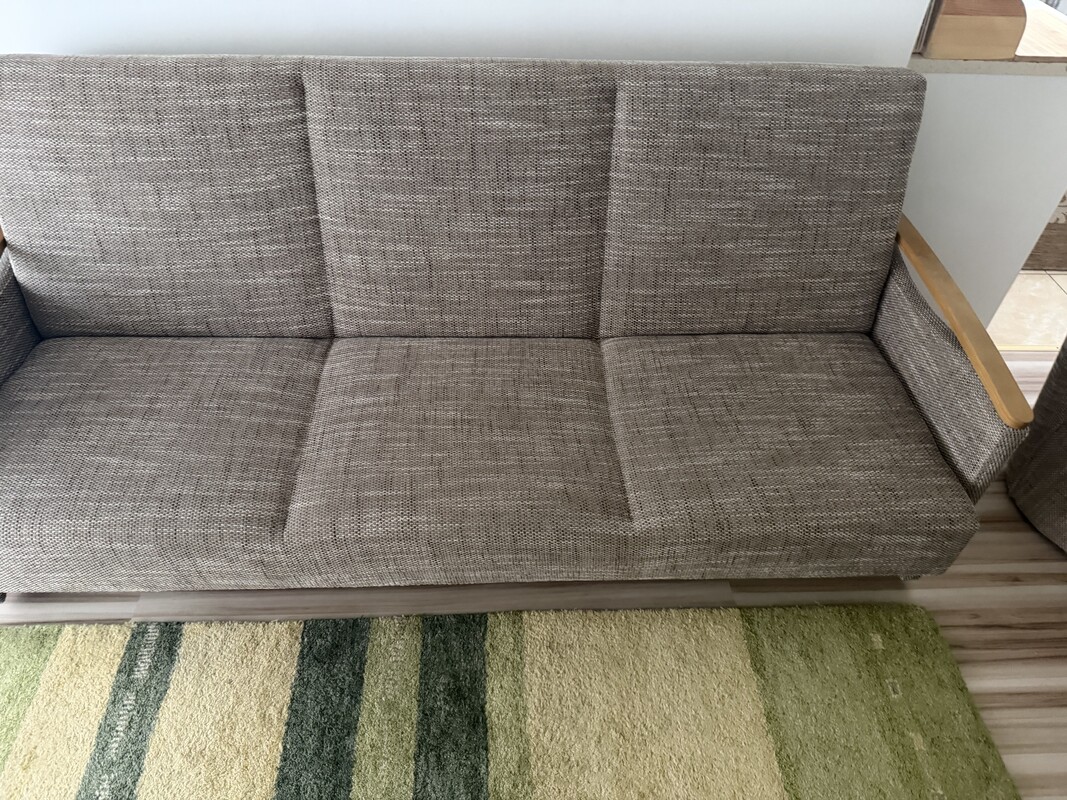 Elbląg Witam. Mam do sprzedania Wygodna, rozkładana sofa 3-osobowa z poduszkami w zielonym kolorze. Wersalka jest