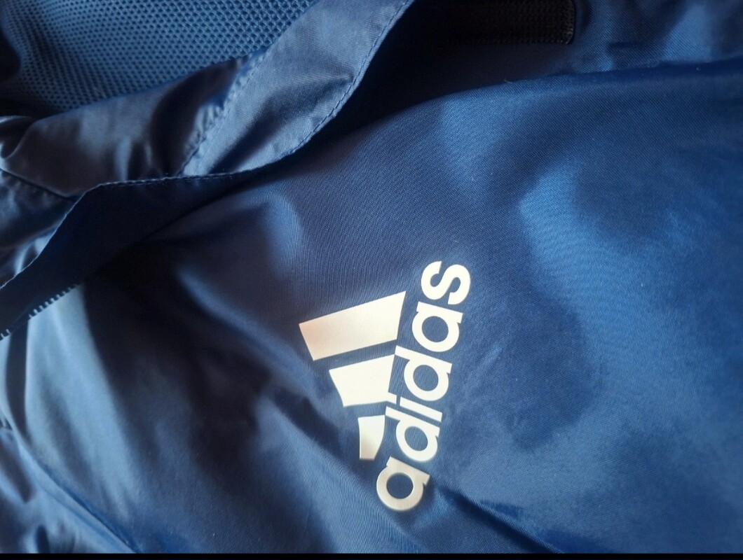 Elbląg Sprzedam kurtkę wiatrówkę 152/158 cm adidas, po moim synu. 
Stan bdb-, syn powycinał długie metki. Zwykłe ślady