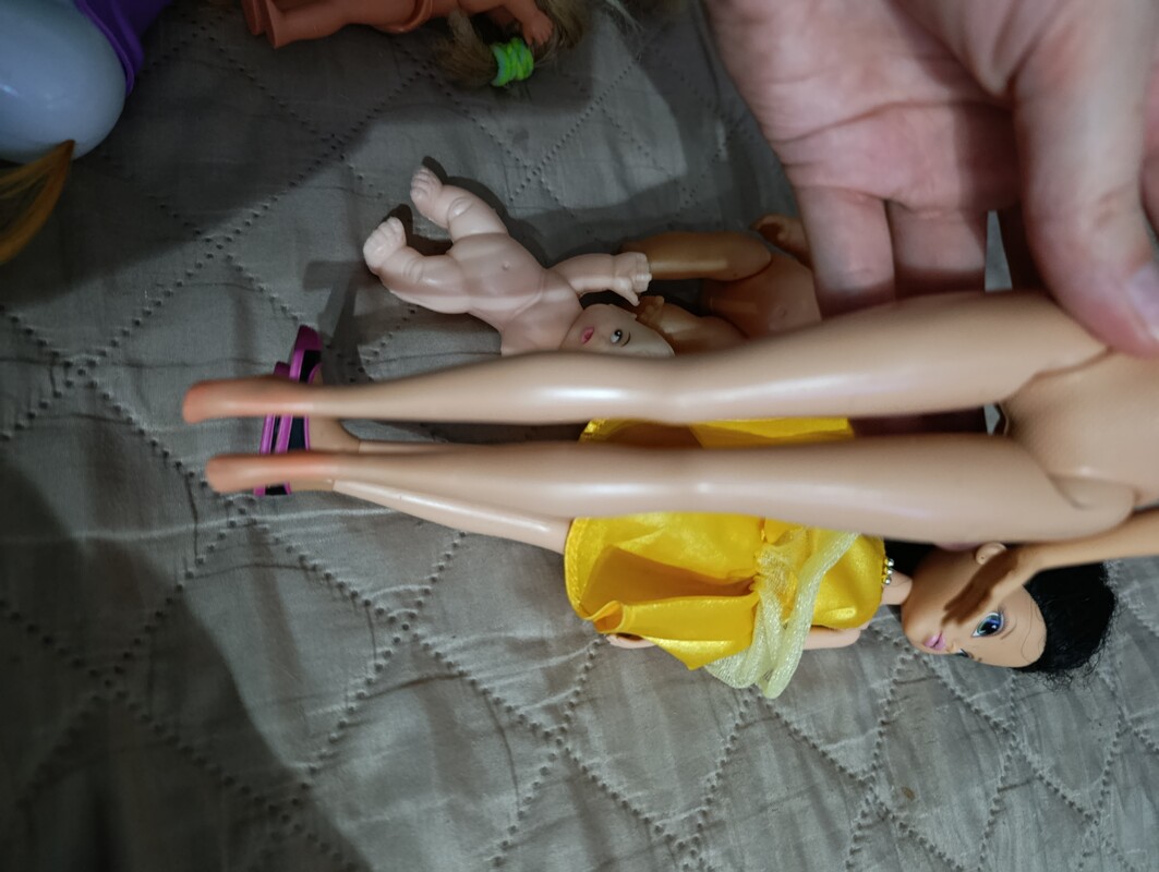 Elbląg Oddam lalki barbie widoczne na zdjęciach. Stan dobry
W zamian dwie małe czekolady. Kontakt sms