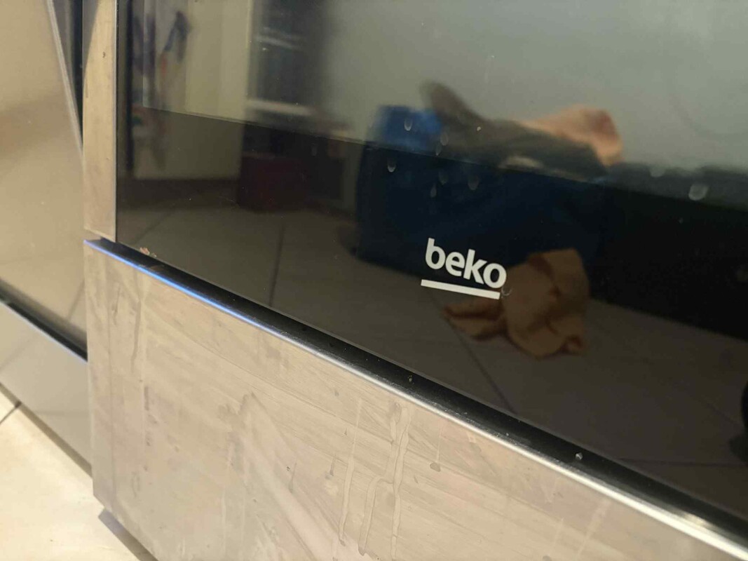 Elbląg Sprzedam meble kuchenne wraz ze sprawną zmywarką i kuchenką. W kuchence wystaje grzałka, co widać na zdjęciach.