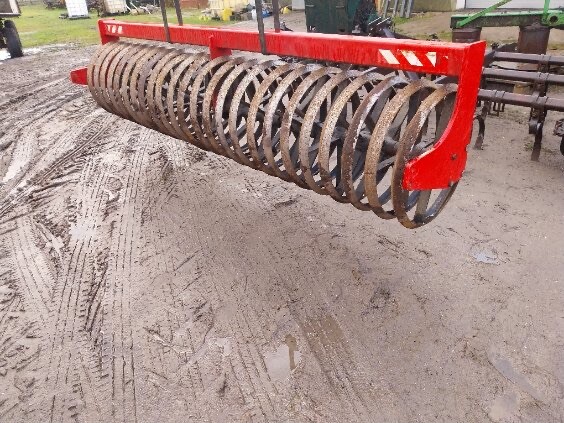 Elbląg Sprzedam:
1) talerzówka Kverneland 380 szer. , robocza, cena 2600 zł;
2) wał daszkowy szer 3m, średnica 60cm,