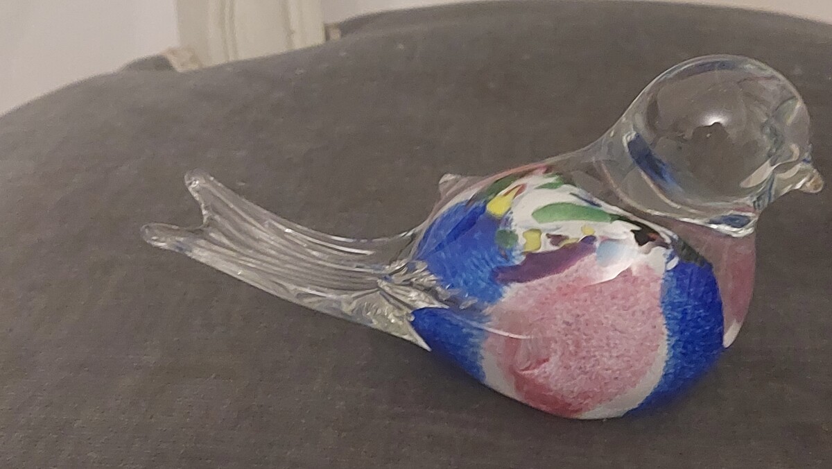 Elbląg Ptaszek z kolorowego szkla w stanie idealnym.