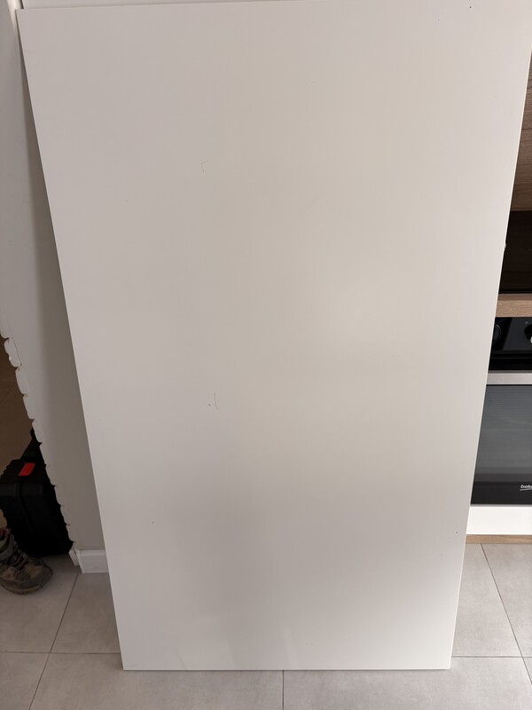Elbląg Biurko elektryczne IKEA Rudolf 140x80 w kolorze białym. Delikatne ślady użytkowania na powierzchni blatu.