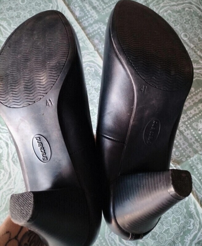 Elbląg Sprzedam czarne skórzane buty damskie na obcasie. Stan bardzo dobry. Rozmiar 41.Obcas 8cm kontakt sms