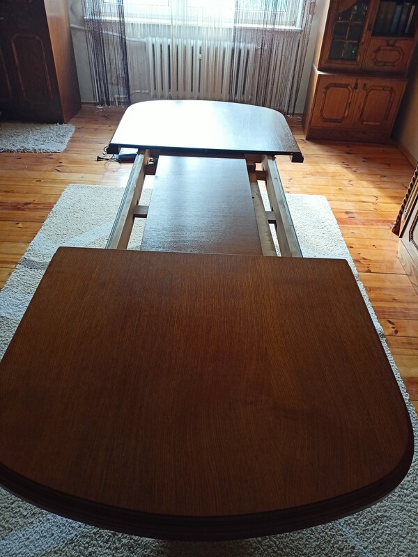 Elbląg Sprzedam stół rozkładany z 6 krzesłami wszystko w bardzo dobrym stanie. Wymiary stołu to 180/86 a po rozłożeniu