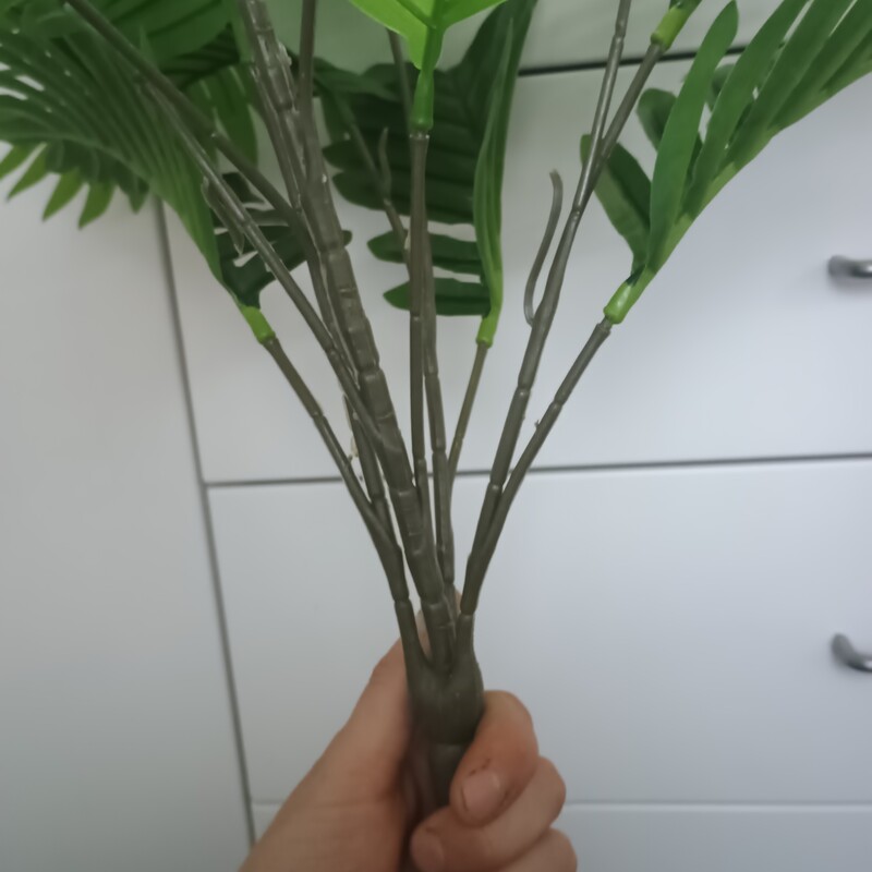 Elbląg Sprzedam piękna sztuczna palma Areka o wysokości 95 cm. Roślina posiada aż 24 duże, realistycznie wykonane