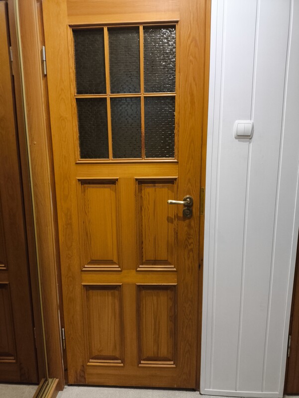 Elbląg Sprzedam drzwi drewniane wewnętrzne z przeszkleniami z klamką. Drzwi w bardzo dobrym stanie. Posiadam parę